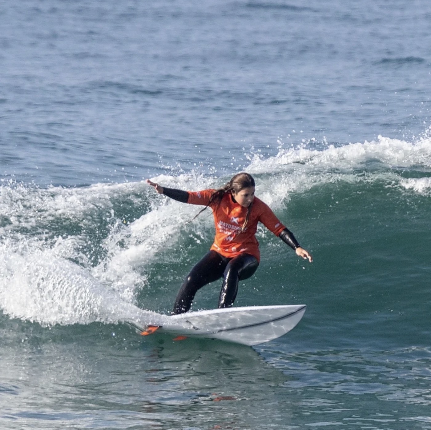 A Penas Surf School student competing, wearing the Matosinhos Surf School Cup jersey