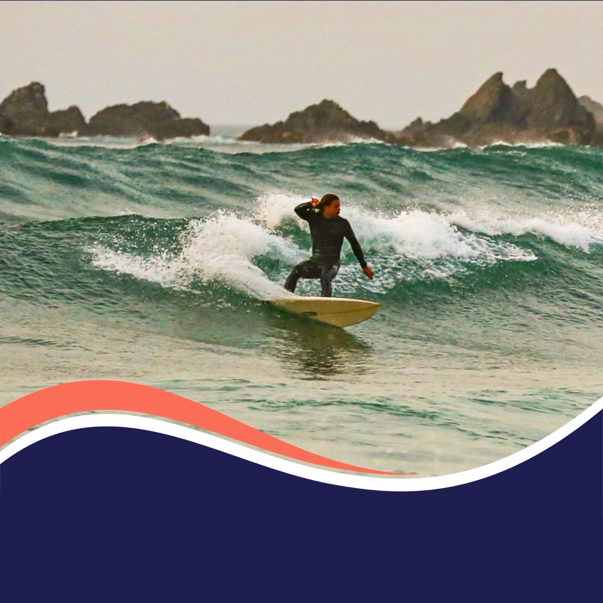 O Diogo a surfar uma onda na costa do Algarve — Sea Creatures