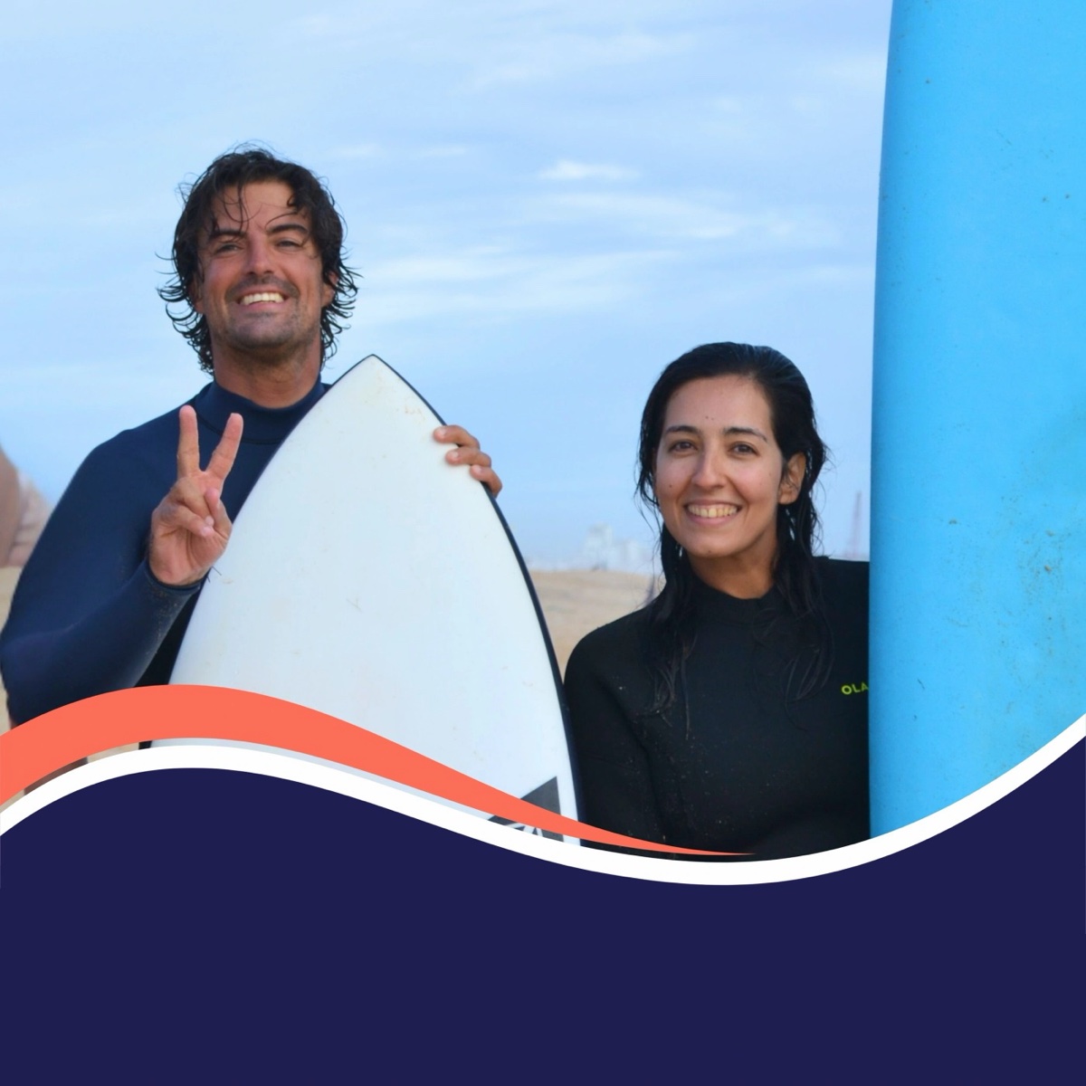 O Diogo com uma aluna depois da sessão, pranchas na mão — Sea Creatures
