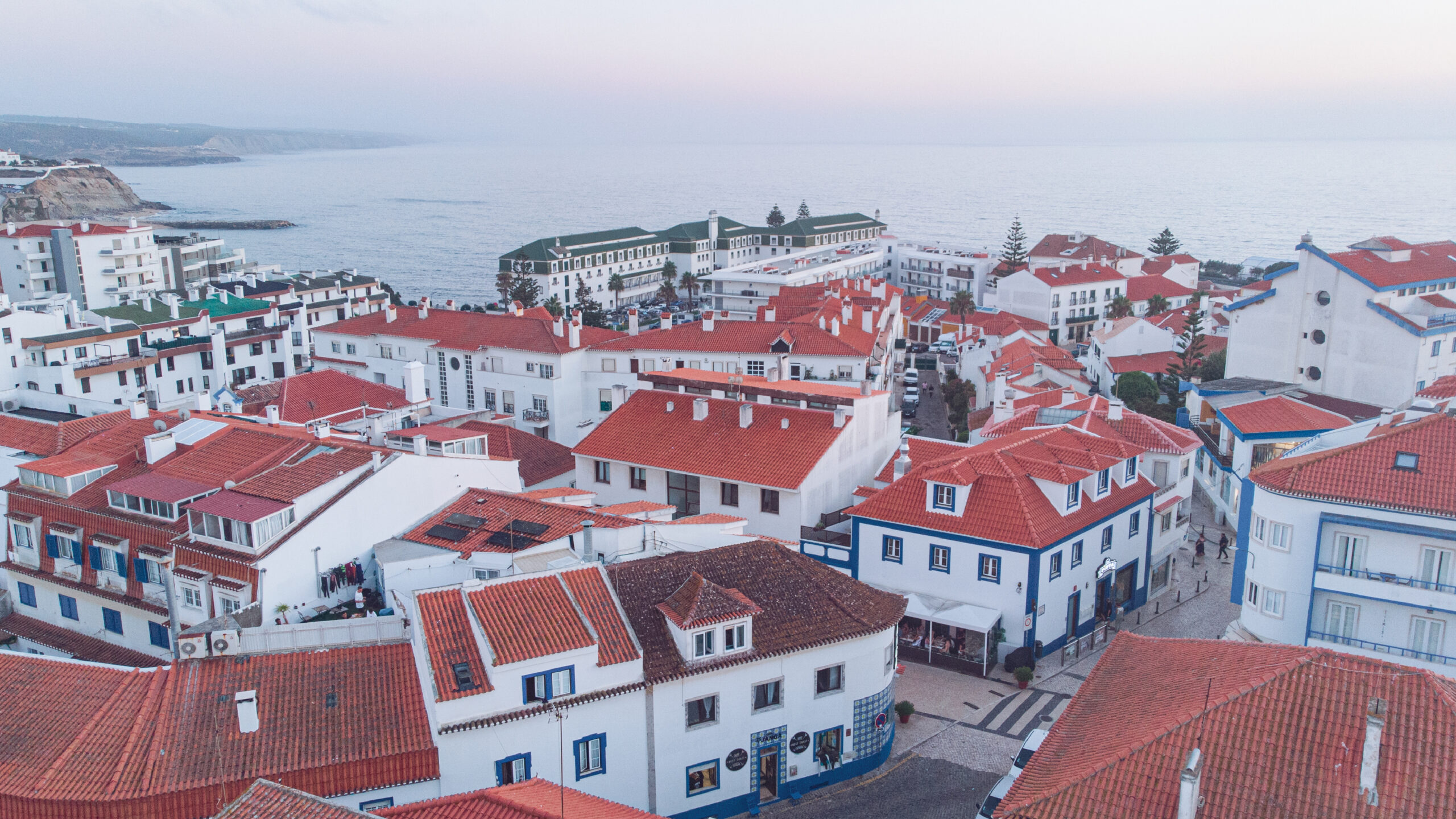Ericeira vista de cima — telhados vermelhos e o mar, Reserva Mundial de Surf