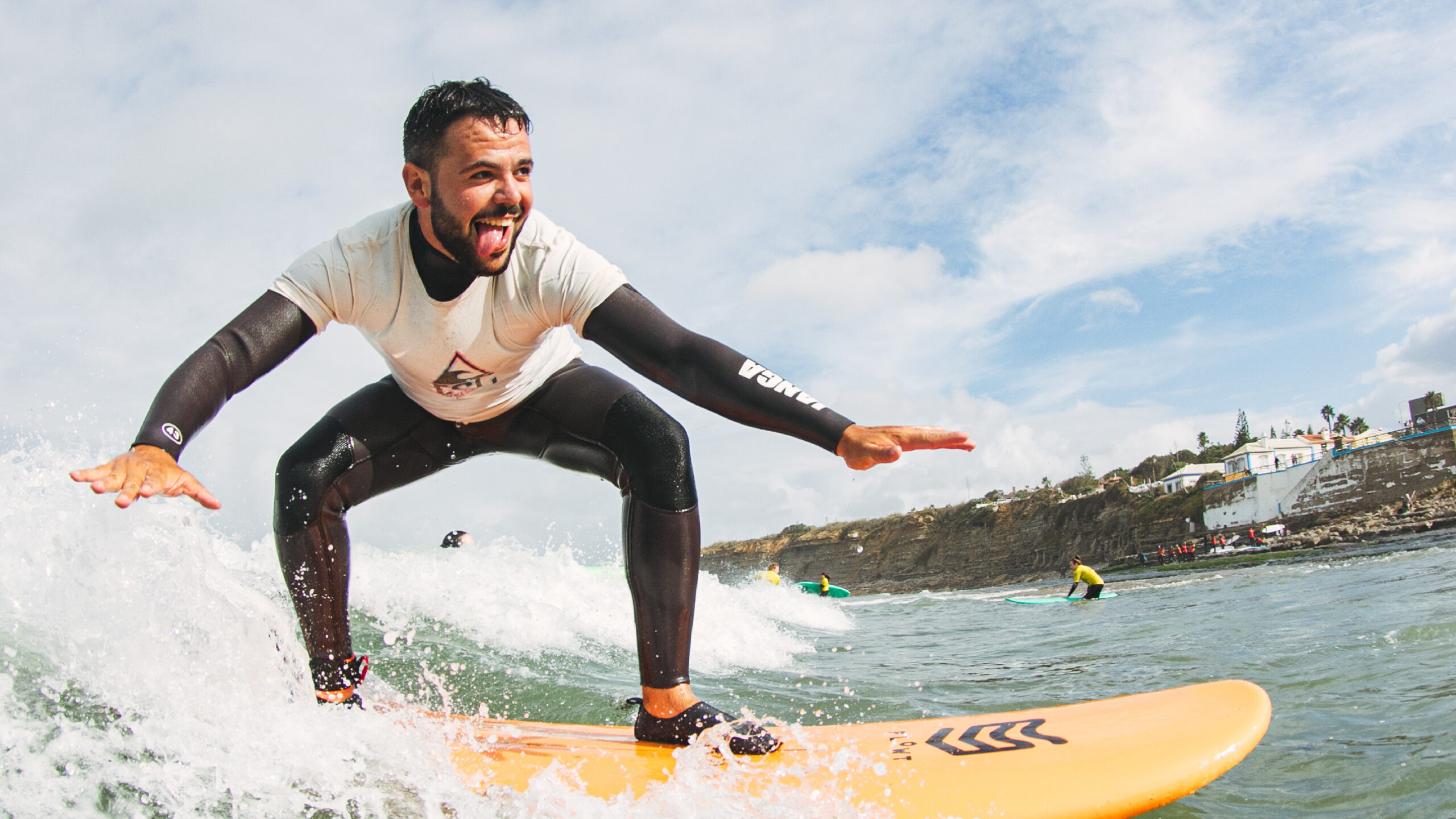 Surfista da West Coast Surf School a deslizar numa onda da Ericeira